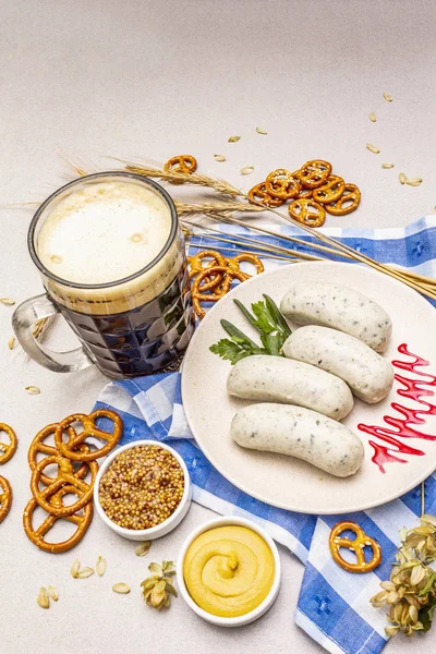 Oktoberfest pronto. Cerveja escura, weisswurst, pretzels, mostarda, espiguetas de grãos, hop — Fotografia de Stock