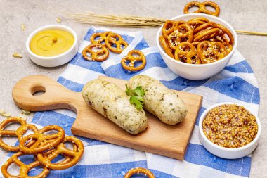 Oktoberfest seti. Beyaz sosis sosis, kraker, hardal, tahıl, hop