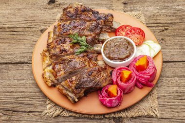 Mayalanmış, fırınlanmış ve taze sebzeli domuz pirzolası.