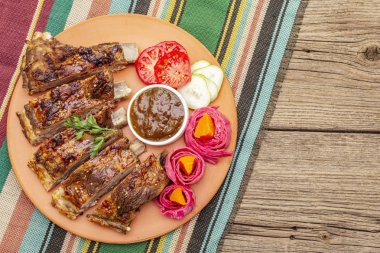 Mayalanmış, fırınlanmış ve taze sebzeli domuz pirzolası.