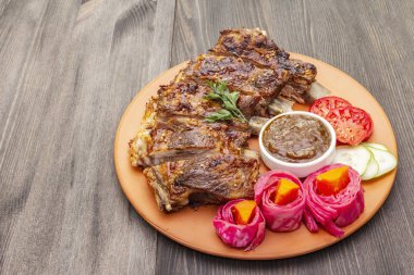 Mayalanmış, fırınlanmış ve taze sebzeli domuz pirzolası.