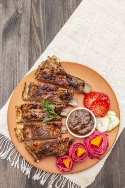 Mayalanmış, fırınlanmış ve taze sebzeli domuz pirzolası.