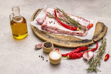 Çiğ domuz pirzolası, biberiye, biber, sarımsak, tuz ve zeytinyağı.