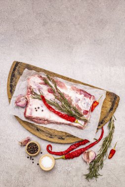 Çiğ domuz pirzolası, biberiye, biber, sarımsak, tuz ve zeytinyağı.