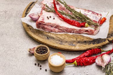 Çiğ domuz pirzolası, biberiye, biber, sarımsak, tuz ve zeytinyağı.