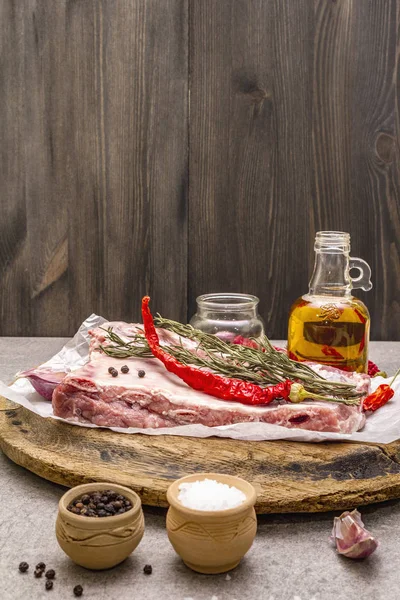 Сырые свиные ребрышки с розмарином, чили, чеснок, соль и оливковое масло — стоковое фото