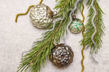 Klasik Noel ağacı oyuncakları. Yeni yıl tatili konsepti. Evergreen çam dalı