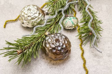 Klasik Noel ağacı oyuncakları. Yeni yıl tatili konsepti. Evergreen çam dalı