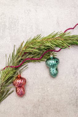 Klasik Noel ağacı oyuncakları. Yeni yıl tatili konsepti. Evergreen çam dalı