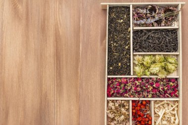 Çeşit çeşit çay yaprakları, kurutulmuş böğürtlen ve çiçekler. Sağlıklı içki konsepti.