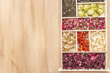 Çeşit çeşit çay yaprakları, kurutulmuş böğürtlen ve çiçekler. Sağlıklı içki konsepti.