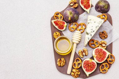 Peynirli peynir tabağı (tahta), bal, ceviz, incir, kraker