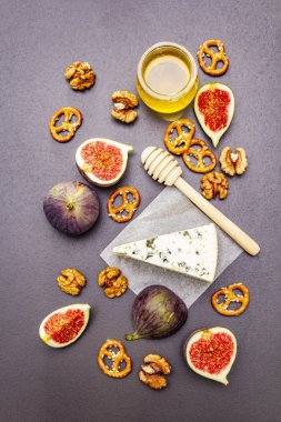 Peynir aperatifi seçimi ya da şarap aperatifi. Mavi peynir, incir, bal, ceviz, kraker