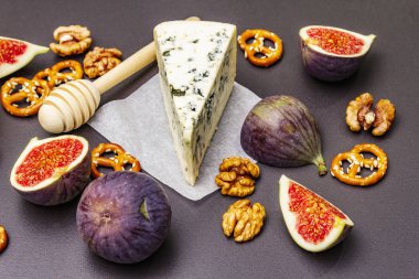 Peynir aperatifi seçimi ya da şarap aperatifi. Mavi peynir, incir, bal, ceviz, kraker
