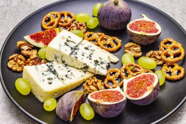 Peynirli peynir tabağı, ceviz, incir, üzüm, kraker.