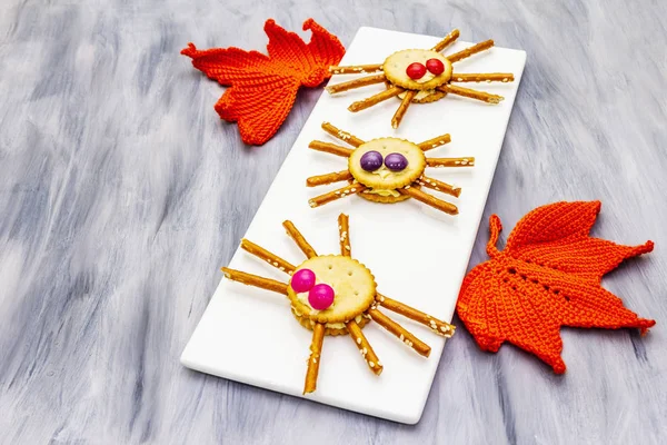 Comida de crianças engraçadas. Aranhas comestíveis, conceito de Halloween — Fotografia de Stock
