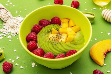 Taze meyve ve meyveli yulaf ezmesi kasesi.