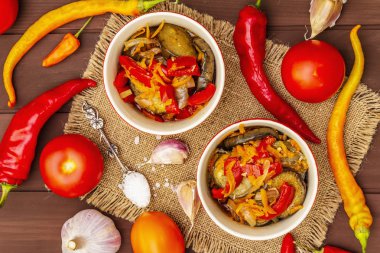 Sebze turşulu marine edilmiş salata: patlıcan, havuç, biber, domates, sarımsak