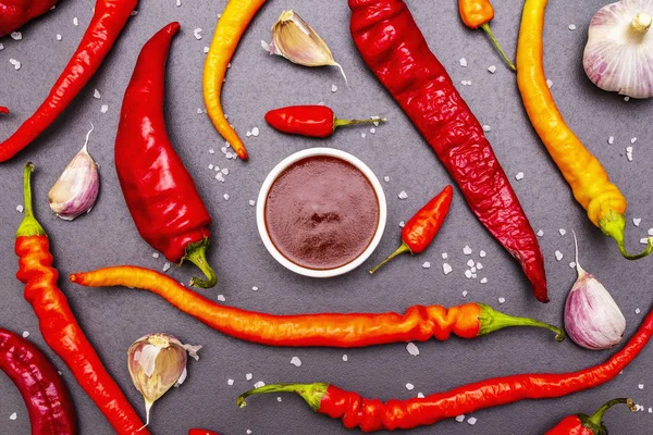 Salsa tradicional Sriracha con ingredientes — Foto de Stock