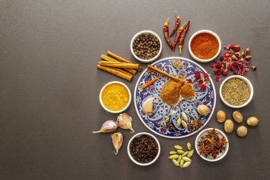 Hazırlık için gereken malzemeler doğulu baharat Ras el Hanout