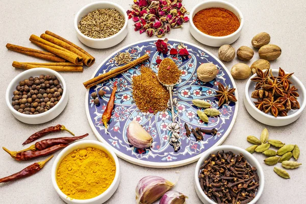 Hazırlık için gereken malzemeler doğulu baharat Ras el Hanout
