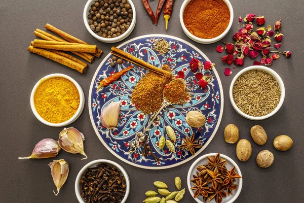 Hazırlık için gereken malzemeler doğulu baharat Ras el Hanout