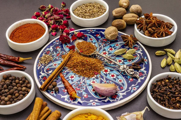 Hazırlık için gereken malzemeler doğulu baharat Ras el Hanout