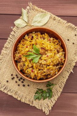 Etnik seramik kasede haşlanmış lahana.