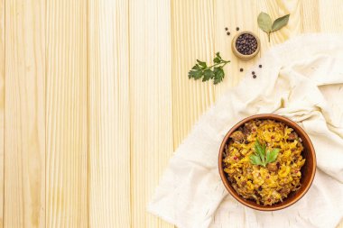 Etnik seramik kasede haşlanmış lahana.