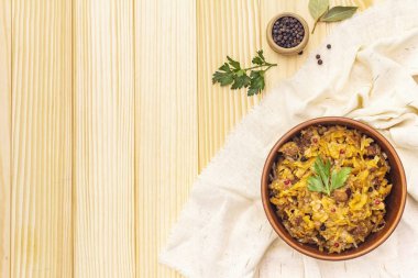 Etnik seramik kasede haşlanmış lahana.