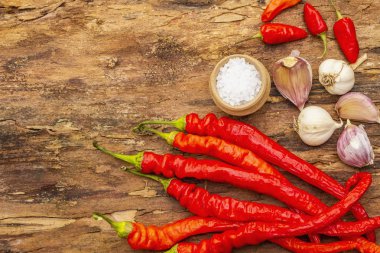 Kırmızı ve turuncu biber ve sarımsaklı yemek geçmişi.