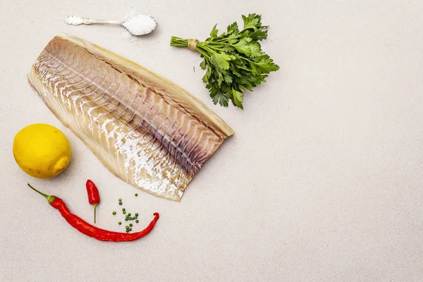 Filete de lomo de bacalao crudo con limón, sal marina, chile y pimienta de cayena, perejil — Foto de Stock