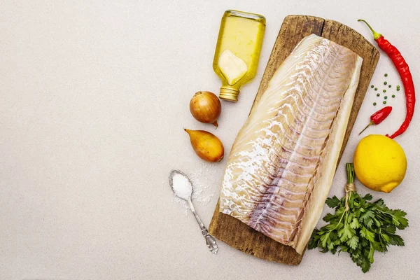 Lomo de bacalao crudo con verduras, especias, aceite de oliva y sal . — Foto de Stock