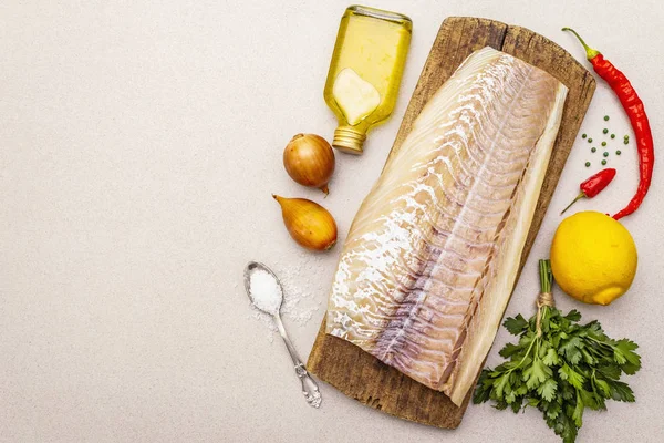 Lomo de bacalao crudo con verduras, especias, aceite de oliva y sal . — Foto de Stock