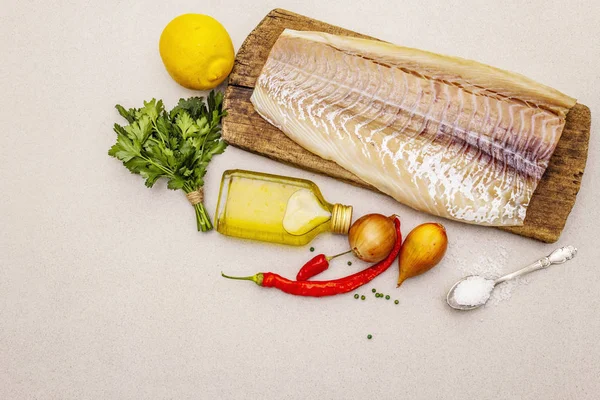 Lomo de bacalao crudo con verduras, especias, aceite de oliva y sal . — Foto de Stock