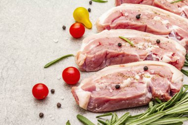 Çiğ domuz eti, kabuklu, karın zarlı et.