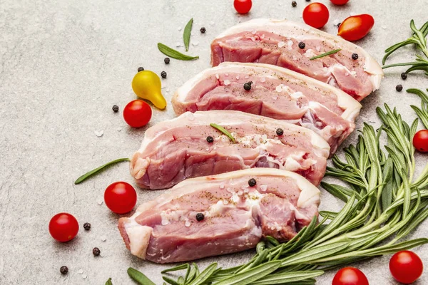 Vientre de cerdo crudo con corteza, carne de peritoneo —  Fotos de Stock