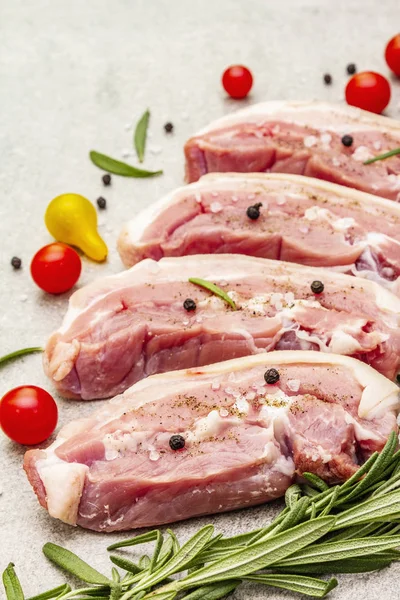 Barriga crua de porco com casca, carne peritoneal — Fotografia de Stock
