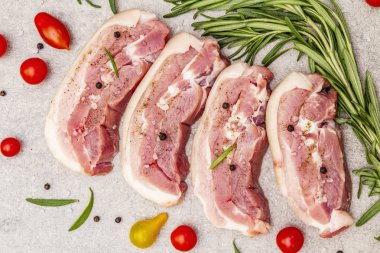 Çiğ domuz eti, kabuklu, karın zarlı et.