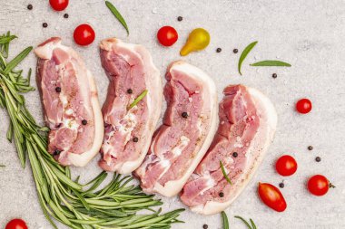 Çiğ domuz eti, kabuklu, karın zarlı et.