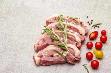 Çiğ domuz eti, kabuklu, karın zarlı et.