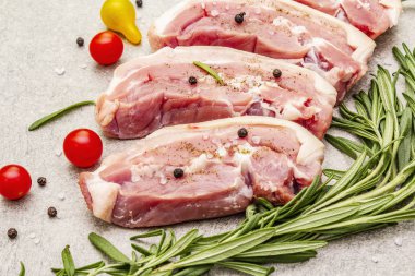 Çiğ domuz eti, kabuklu, karın zarlı et.