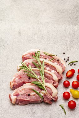 Çiğ domuz eti, kabuklu, karın zarlı et.