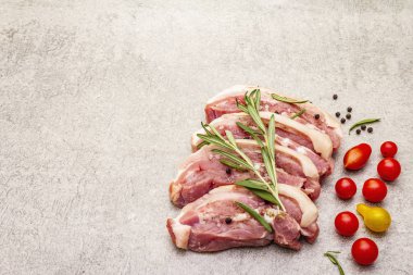 Çiğ domuz eti, kabuklu, karın zarlı et.