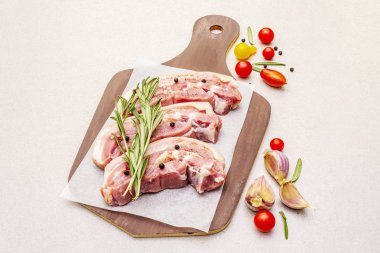 Çiğ domuz eti, kabuklu, karın zarlı et.