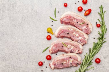 Çiğ domuz eti, kabuklu, karın zarlı et.