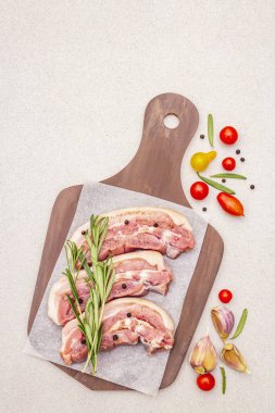 Çiğ domuz eti, kabuklu, karın zarlı et.