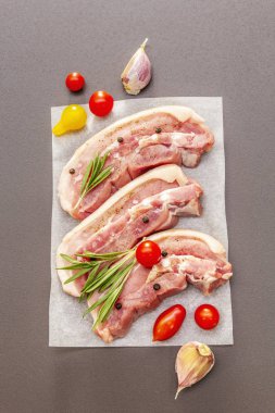 Çiğ domuz eti, kabuklu, karın zarlı et.