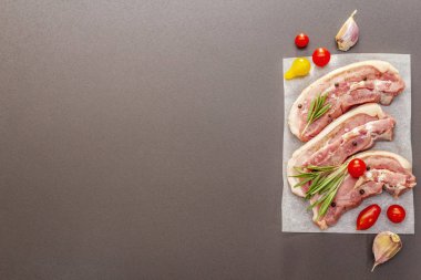 Çiğ domuz eti, kabuklu, karın zarlı et.