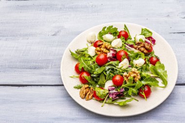 Taze salata roka, hindiba, domates kirazı, bebek mozzarella, ceviz.